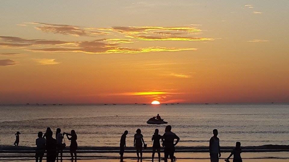 Du khách ngắm bình mình trên bãi biển Cửa Lò.