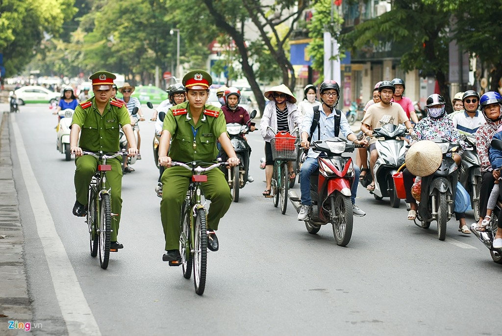 Nhiều người tham gia giao thông tò mò khi chứng kiến một số cán bộ công an phường lên tiếp nhận, bàn giao phương tiện và đạp thử xe về đơn vị.