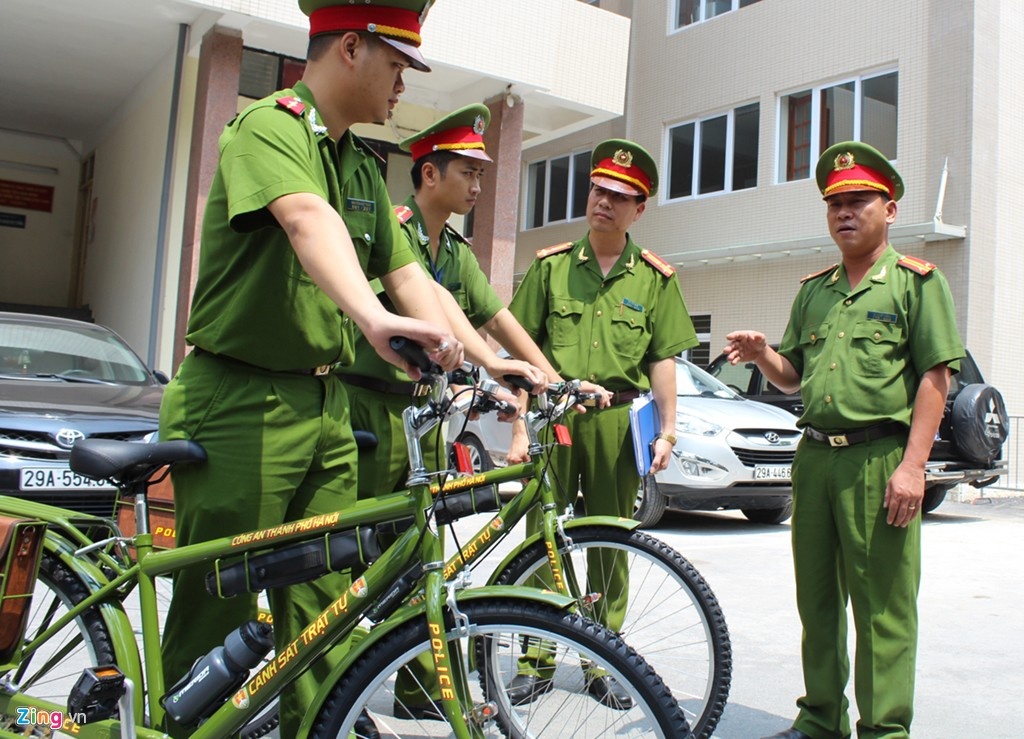Cảnh sát trật tự công an của 12 phường thuộc 12 quận Hà Nội bắt đầu thí điểm sử dụng xe đạp chuyên dụng để thực hiện nhiệm vụ, sáng 12/8.
