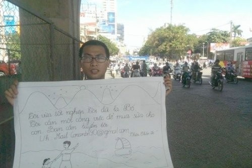 Ông bố 9X ra đường xin việc mua sữa cho con. 