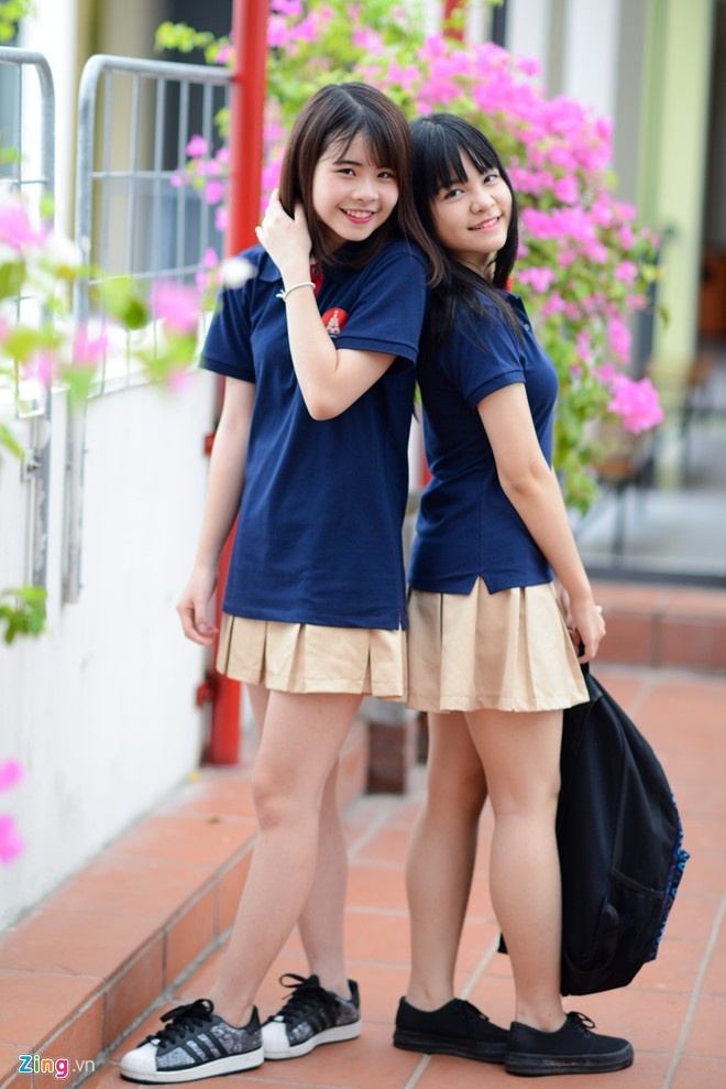 Chiếc váy của học sinh nữ bị chê quá ngắn. Ảnh: Anh Tuấn - Nhật Ánh,