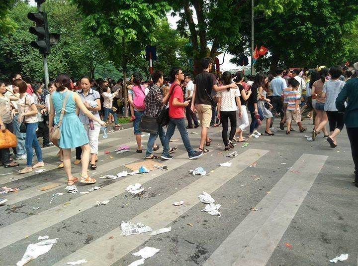 Rac trên đường sau lễ diễu hành 2/9.