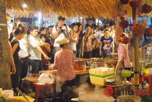 TP HCM mien phi xe buyt cho khach di Hoi cho du lich quoc te hinh anh