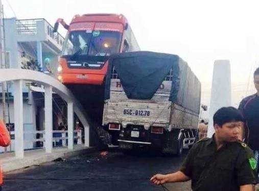Chiếc xe leo lên thành cầu. Ảnh bạn đọc cung cấp.