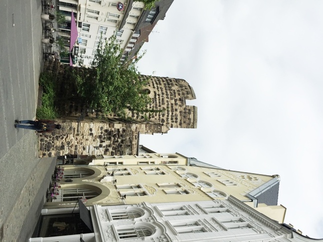 Một góc pháo đài cổ được phục dựng trong thành phố.