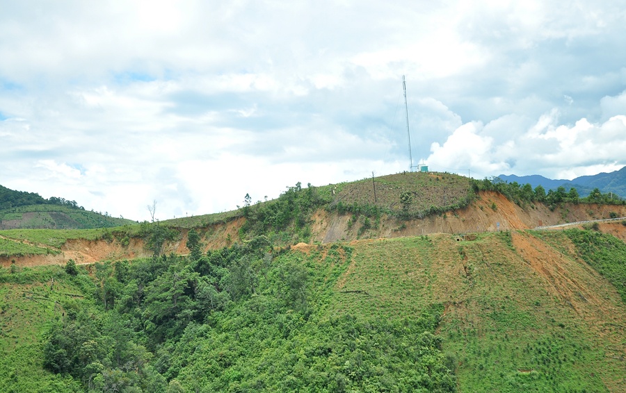 Những đoạn đèo nằm vắt vẻo giữa sườn núi trên đèo Lò Xo.