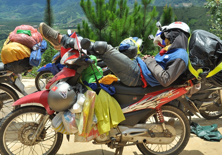 Có những thành viên thấm mệt ngủ tạm trên xe.