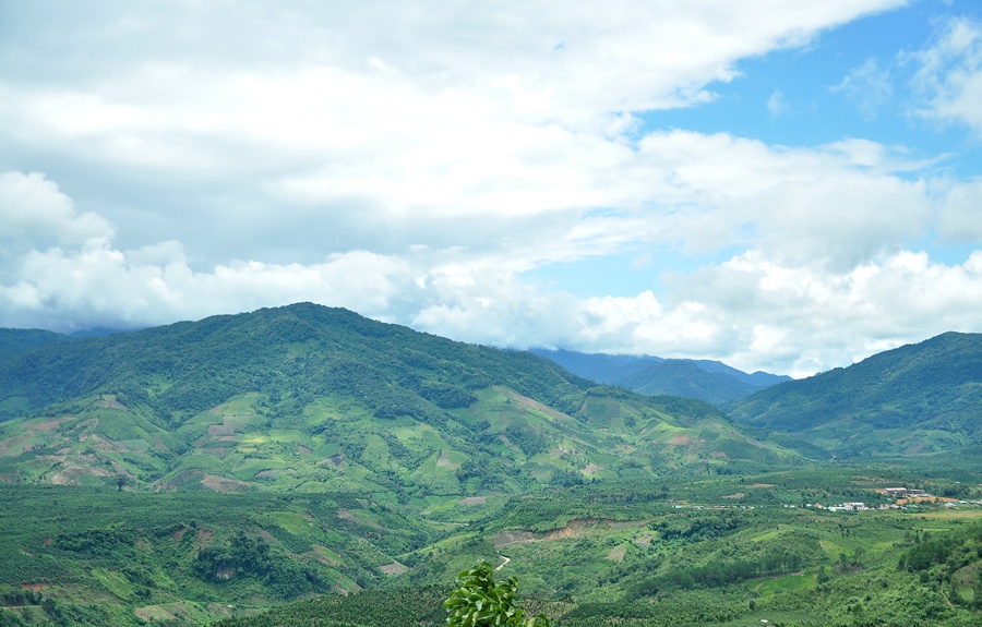 Phong cảnh mây, núi hòa vào làm một.