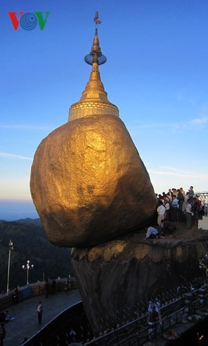 Chùa Hòn Đá Vàng (chùa Kyaikhtiyo) là một trong những di tích vô cùng nổi tiếng của Myanmar và được xếp vào một trong số rất ít những kiệt tác của thiên nhiên. Chùa nằm trên đỉnh núi Kyaikhtiyo với độ cao trên 1000 mét so với mực nước biển và cách Yagon hơn 200 km.