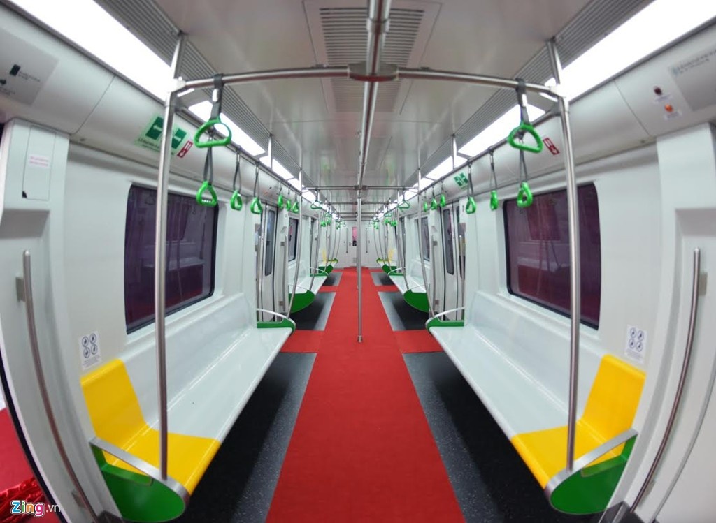 Toa tàu rộng khoảng 2,8 mét, bố trí 6 ghế dài, 2 hàng cột cong về phía giữa toa, dọc theo lối đi giúp hành khách đứng bám ổn định khi đông. Hai đầu của toa xe bố trí khu vực dành cho xe lăn, ghế ngồi ưu tiên (màu vàng).