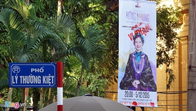 Băng rôn quảng cáo chương trình của ca sĩ Hồng Nhung cũng bị Sở VH-TT-DL phun sơn. 
