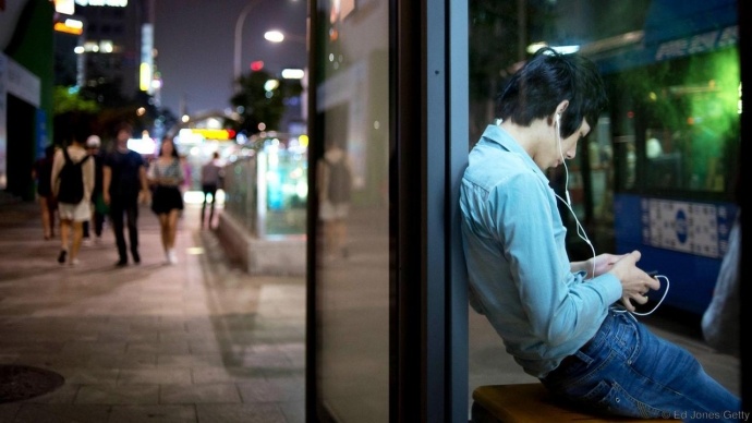 Người dân Seoul sử dụng thiết bị đa phương tiện để truy cập dịch vụ giao thông công cộng.