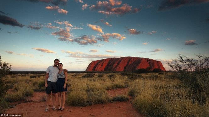 Trên hành trình, Raf gặp gỡ Annika, 22 tuổi, ở nơi anh xin làm thêm để kiếm chi phí trang trải cho chuyến đi. Ảnh: Instagram