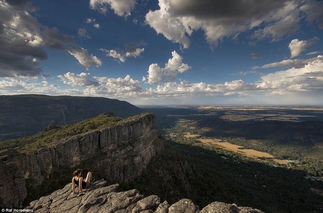 Raf và bạn gái 22 tuổi xinh đẹp tên Annika có dịp ngắm những phong cảnh tuyệt đẹp.