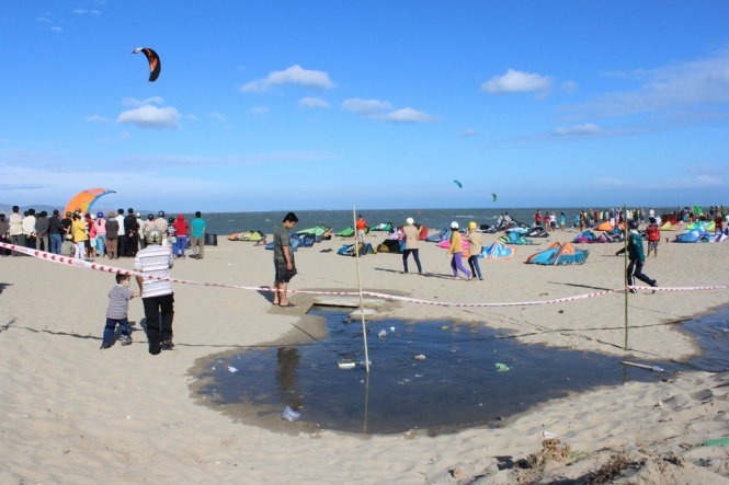 Ham rut tran nuoc thai hoi thoi nam ngay bai bien hinh anh