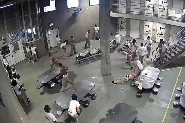 Ẩu đả trong nhà tù ảnh 1 Au da trong nha tu anh 1