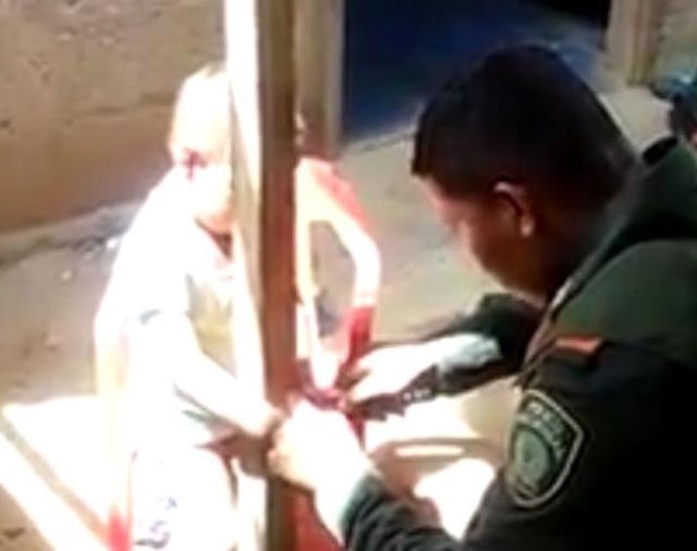 Canh sat Colombia giai cuu be trai bi me troi vao cot hinh anh