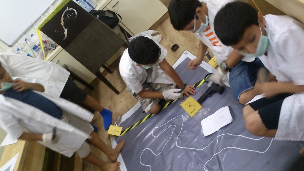 Hoc sinh tap lam canh sat anh 3