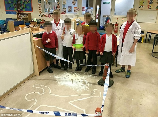 Hoc sinh tap lam canh sat anh 6