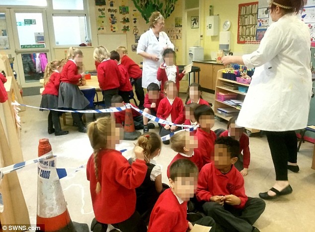 Hoc sinh tap lam canh sat anh 4