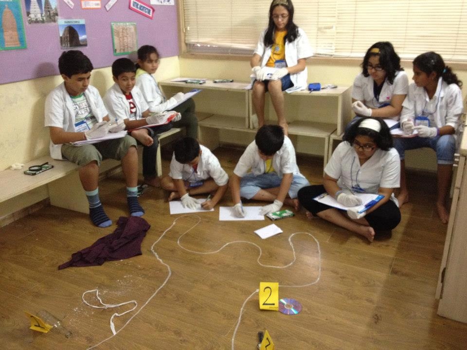 Hoc sinh tap lam canh sat anh 1