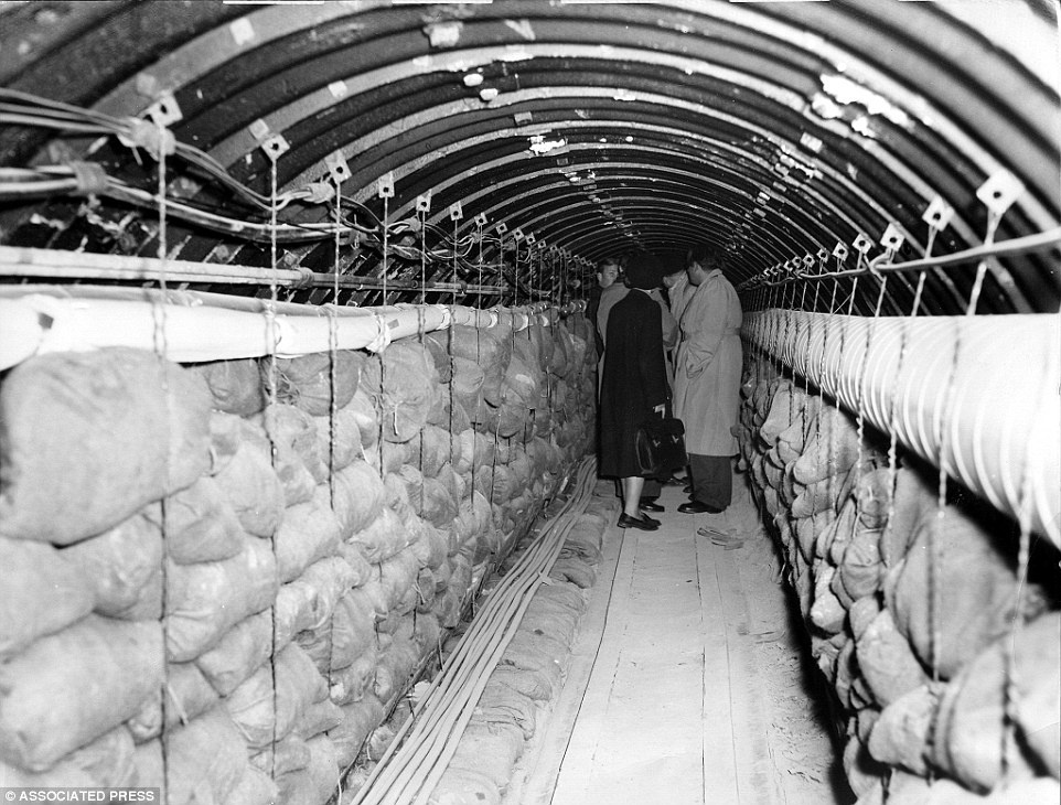 Duong ham Berlin,  Chien tranh lanh anh 1