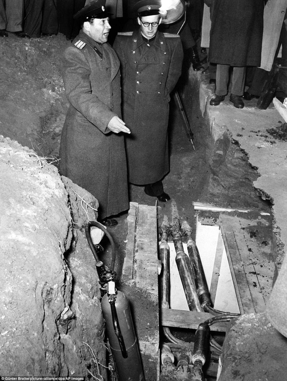 Duong ham Berlin,  Chien tranh lanh anh 3