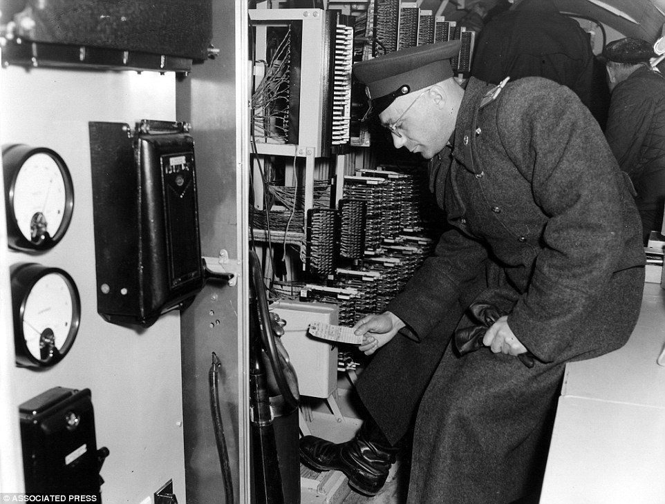 Duong ham Berlin,  Chien tranh lanh anh 6