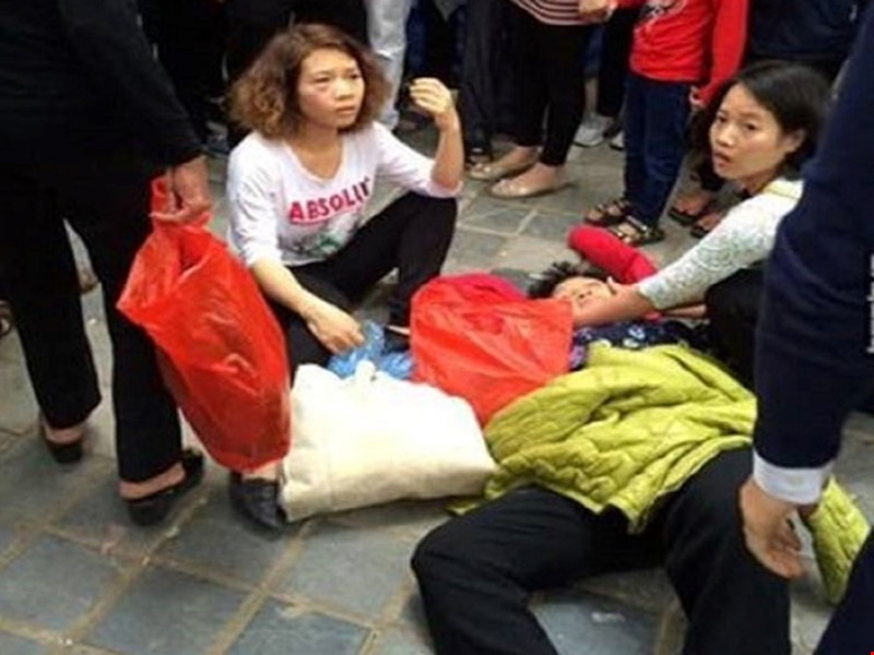 Bà cụ bị đánh tại chùa Hương ảnh 1 Ba cu bi danh tai chua Huong anh 1