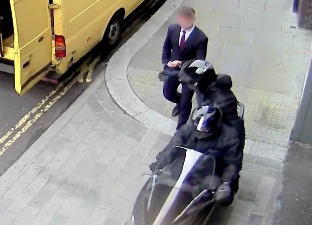 Hai ten bit mat cuop giat dien thoai giua duong pho London hinh anh