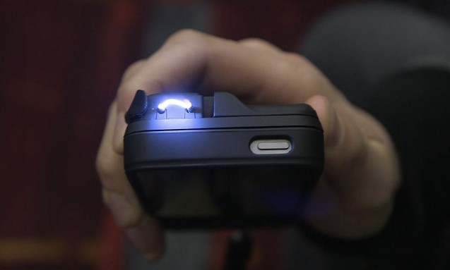 4 canh sat Phap bi bat vi nghi tan cong tinh duc nam 9X hinh anh