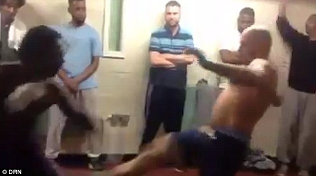 Tu nhan Anh dau boxing trong nha giam hinh anh