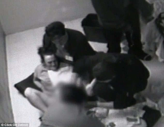 Pham nhan nu sinh con trong nha giam hinh anh