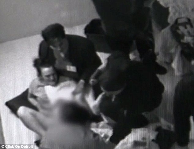 Pham nhan sinh con trong nha giam anh 1