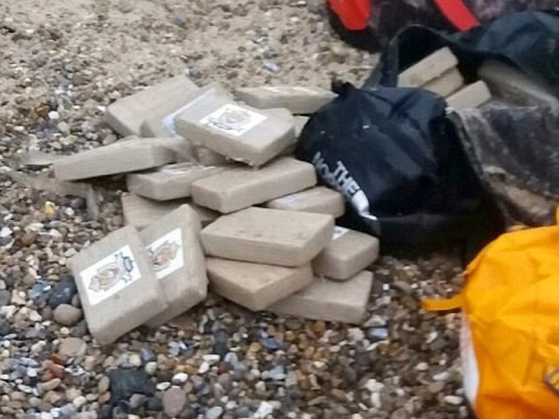 360 kg ma tuy troi dat vao bo bien o Anh hinh anh