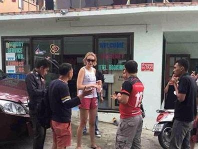 Canh sat Thai Lan bi cao buoc hanh hung, cuop tai san du khach Nga hinh anh