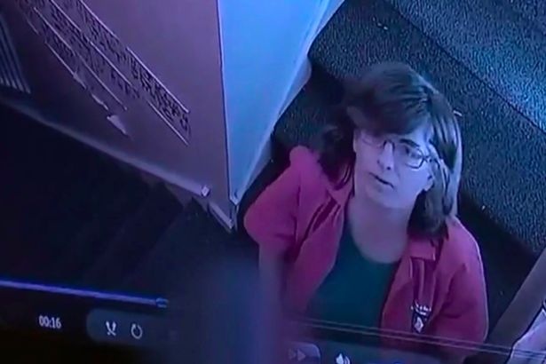 Nhan vien mam non day hoc sinh 4 tuoi nga cau thang hinh anh