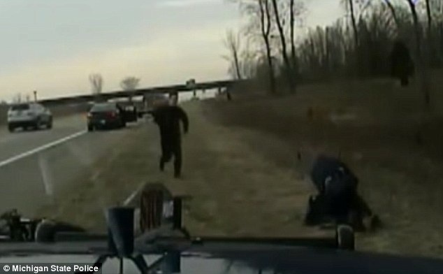 Nguoi di duong cung canh sat My bat giu toi pham hinh anh