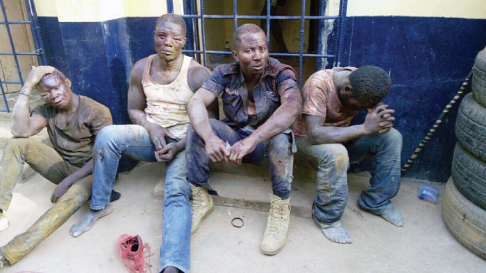 Dao vang trai phep o Ghana anh 7