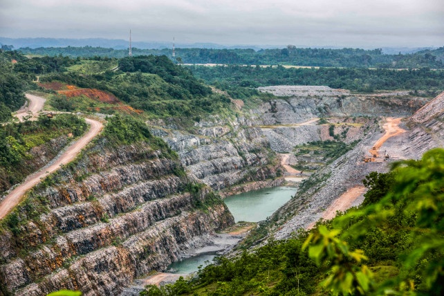 Dao vang trai phep o Ghana anh 1