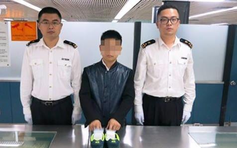 Khach Hong Kong giau 1.000 vien kim cuong trong giay hinh anh