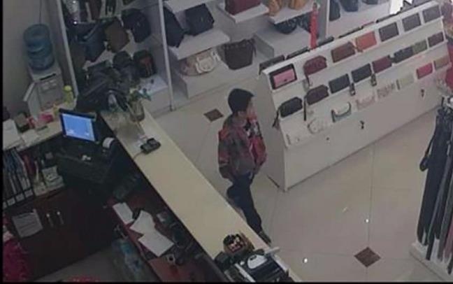 Hai phu nu Trung Quoc ngoi tu vi to chuc cho tre em trom cap hinh anh