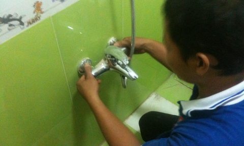 Gan 700 trieu dong 'doi non ra di' cung ga tho sua ong nuoc bi an hinh anh