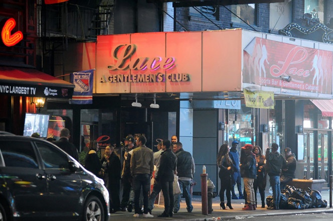 Mại dâm ở quảng trường Thời đại ảnh 1 Mai dam o quang truong Thoi dai anh 1