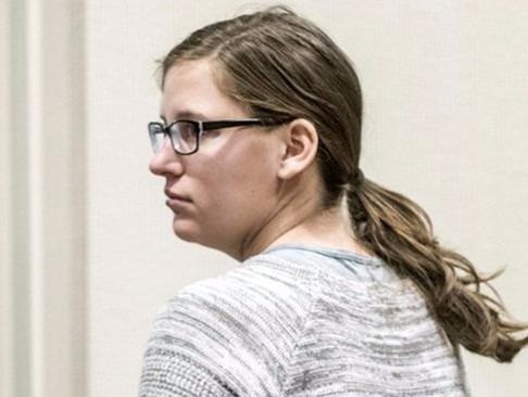 Me tre My bop ngat con trong phong tam ky tuc xa hinh anh