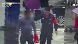 Ten cuop Trung Quoc giat dien thoai roi chay vao don canh sat hinh anh