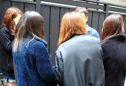 Canh sat Nhat ra quan thuyet phuc nhung nu sinh 'dung duong' hinh anh