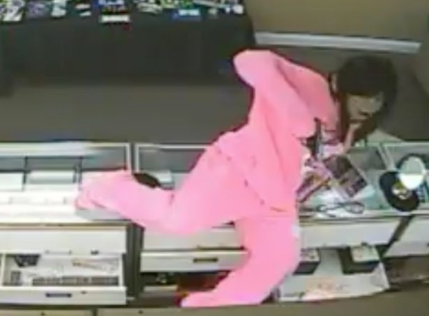 Nhom trom gia gai dot nhap tiem trang suc hinh anh