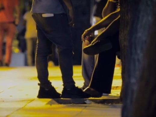 So phan cac nam thanh nien nhap cu 'ban than' tren duong pho Hy Lap hinh anh