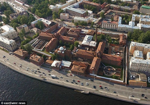 Nha tu Kresty nhin tu tren cao hinh anh